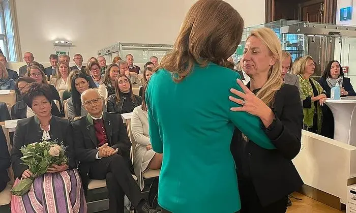 Klubobfrau Barbara Riener verabschiedet Juliane Bogner-Strauß