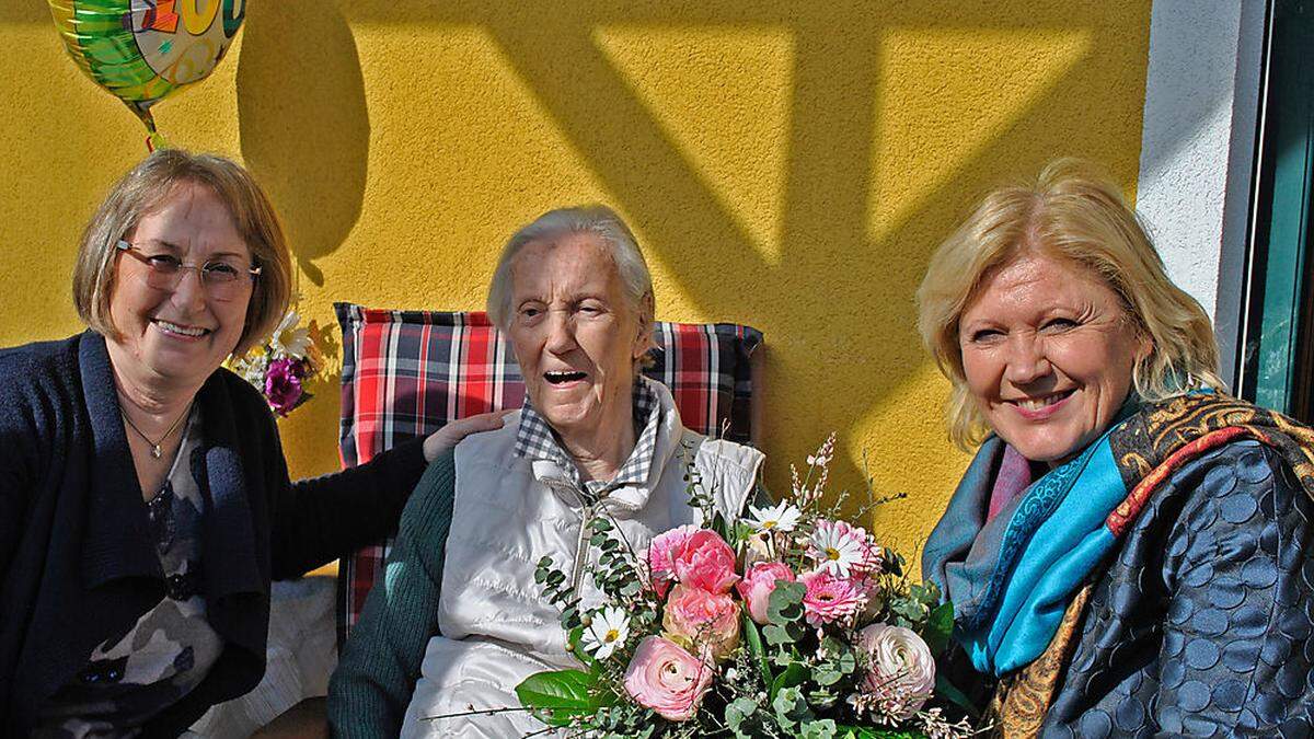 Die Jubilarin mit Tochter Gertrude Winkler (links) und Bürgermeisterin Maria-Luise Mathiaschitz