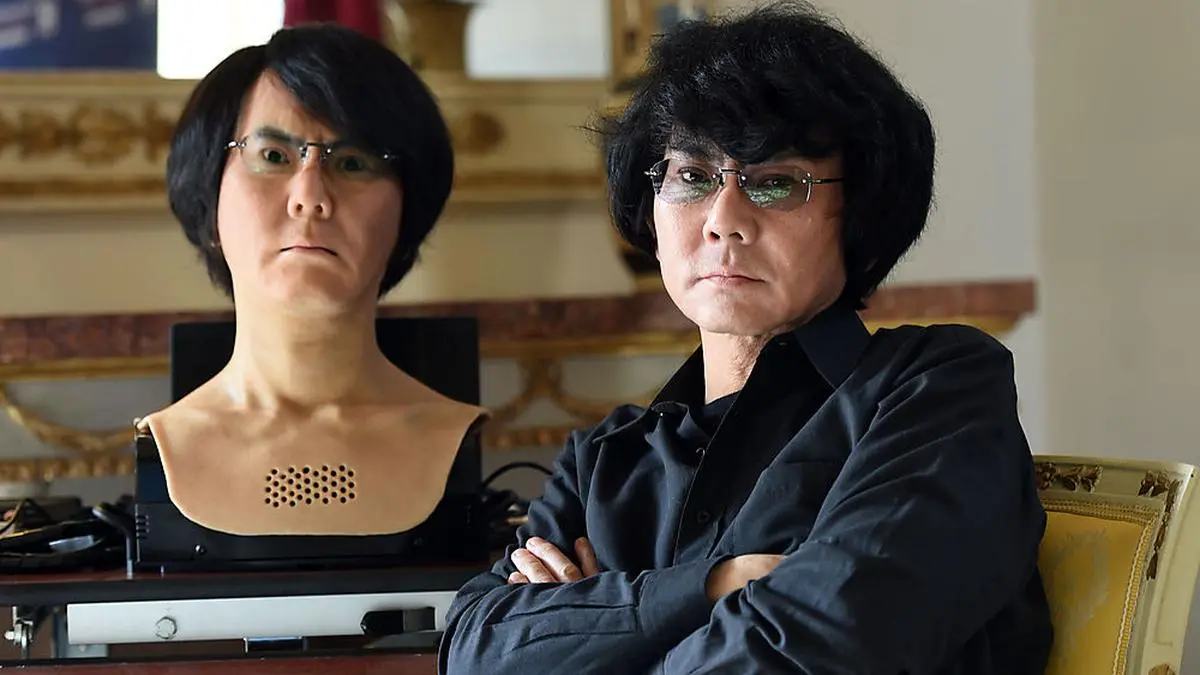 Roboterforscher Hiroshi Ishiguro und ein Android nach seinem Ebenbild 