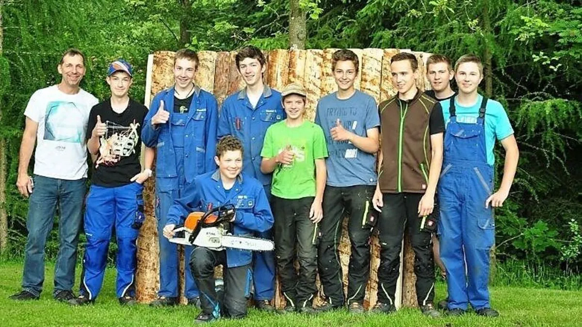 Schüler der Fachschule Kobenz beim Bau des Hexenhauses