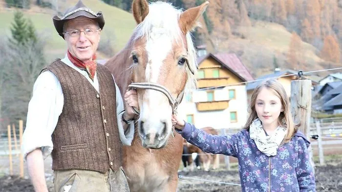 Pferdenarren. Hubert Sauper mit Enkelin Sophie und seinem Haflinger in Döllach kurz vor seinem 80. Geburtstag