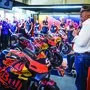 KTM-Boss Stefan Pierer erklärt dem Team die Zukunft.