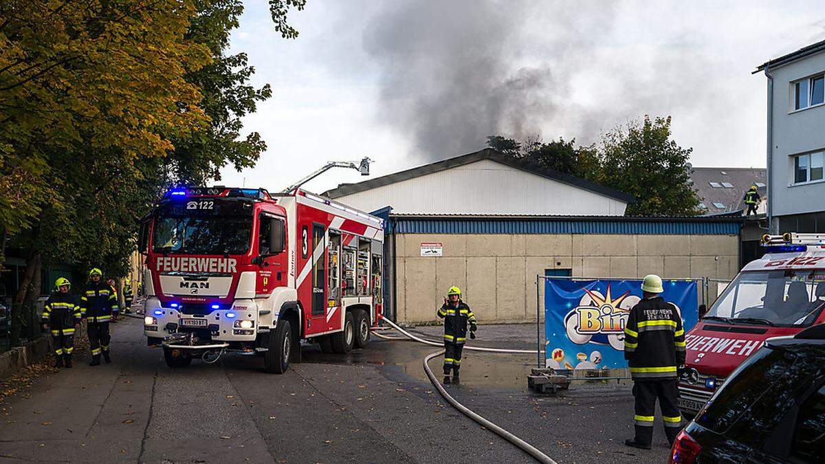 100 Feuerwehrleute waren beim Brand der Reifenfirma im Einsatz