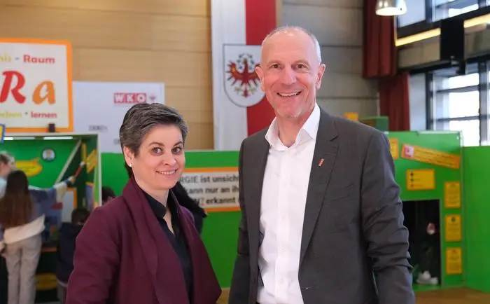 Michaela Hysek-Unterweger, WK-Bezirksobfrau für Osttirol, und Johann Kollreider, Bezirksstellenleiter in Lienz freuen sich über die hohe Nachfrage der Osttiroler Schulen