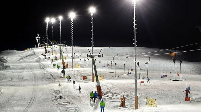 Falls der Ferien-Freitag unter Tags schon verplant ist, dann bietet sich abends ein winterlicher Abstecher auf die Simonhöhe an. Dort wird freitags nämlich Skilaufen bei Flutlicht angeboten – immer von 16 bis 19 Uhr. Schwünge in den Schnee ziehen bei ungewöhnlicher Atmosphäre.www.simonhoehe.at