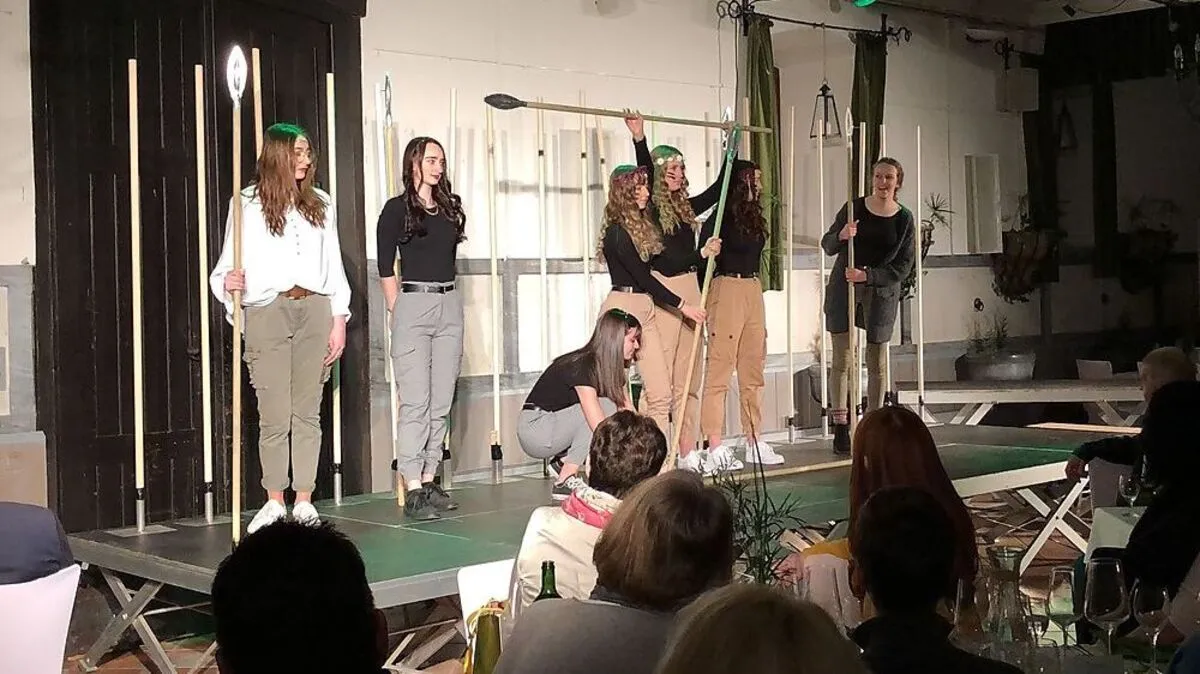 Mit dem Theaterdinner im Rossstall im Schloss Hollenegg gelang den HLW-Klassen ein großes Projek