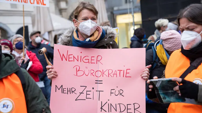 In Graz gingen am Samstag Elementarpädagoginnen und -pädagogen auf die Straße. Konkret fordern sie kleinere Gruppen, bessere Entlohnung und eine Ausbildungsoffensive.