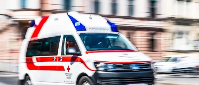 Der Verletzte wurde ins Krankenhaus eingeliefert (Symbolfoto)
