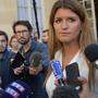 Die französische Staatssekretärin Marlène Schiappa sieht sich mit Kritik aus ihrer eigenen Partei konfrontiert, weil sie in einem weißen Kleid für das Titelbild des &quot;Playboy&quot; posierte