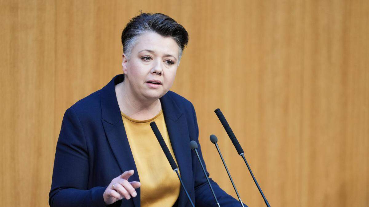 Olga Voglauer und ihre Grünen fordern Dolinars Rücktritt