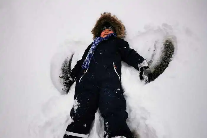 Die ersten Schneeengerl werden fleißig gemacht
