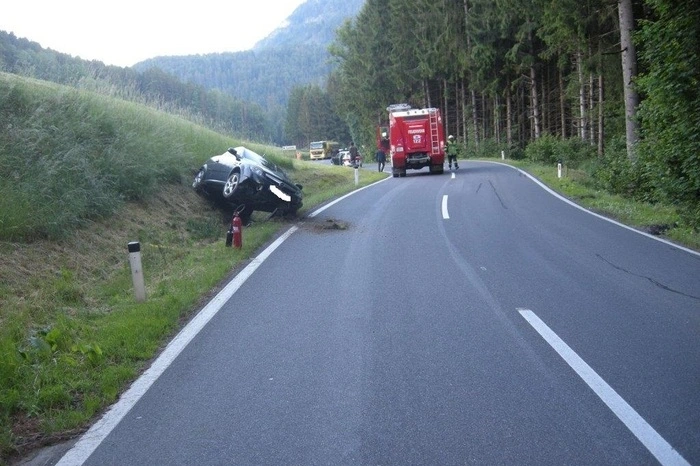 Aus dem Motorraum trat Dampf aus.