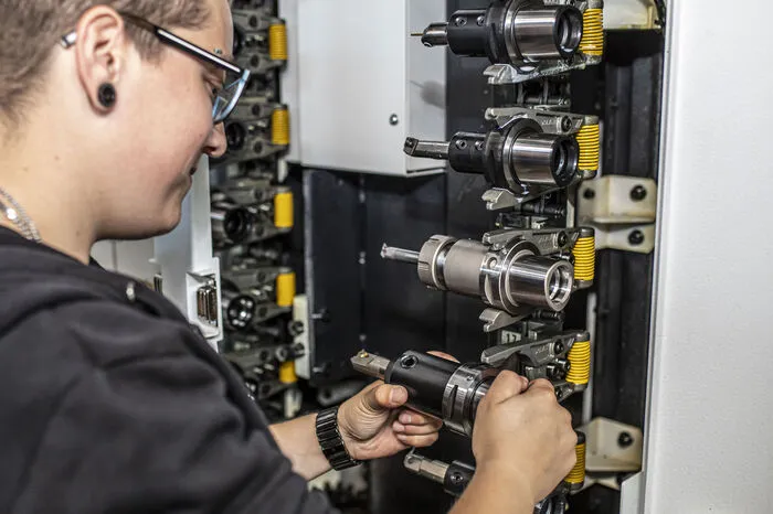 Die Arbeit der Lehrlinge erfordert äußerste Präzision.