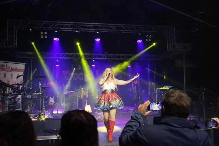 Hannah begeisterte als Hauptact das Publikum mit ihrer energiegeladenen Performance.