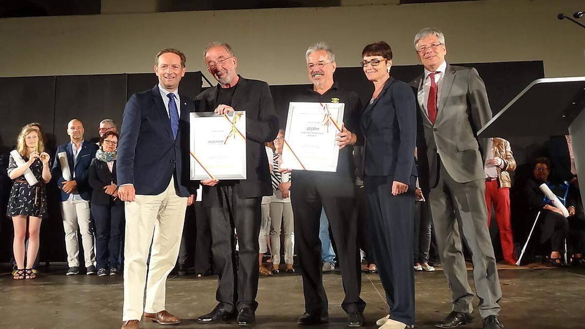 Von links: Landesrat Christian Benger mit Regisseur Jörg Schlaminger, Obmann Herbert Schirnik, Landeshauptmannstell-vertreterin Beate Prettner und Landeshauptmann Peter Kaiser bei der Premiere der Südkärntner Sommerspiele in Eberndorf 