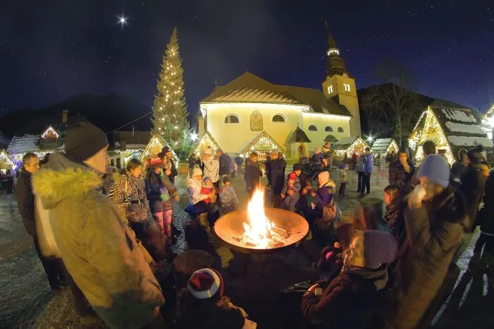 Märchenhaft mutet die festliche Dekoration in der mittelalterlichen Altstadt der Schokolade-Stadt Radovljica an, die im Schein Tausender Lichter erstrahlt und ein reiches Familienprogramm bietet.