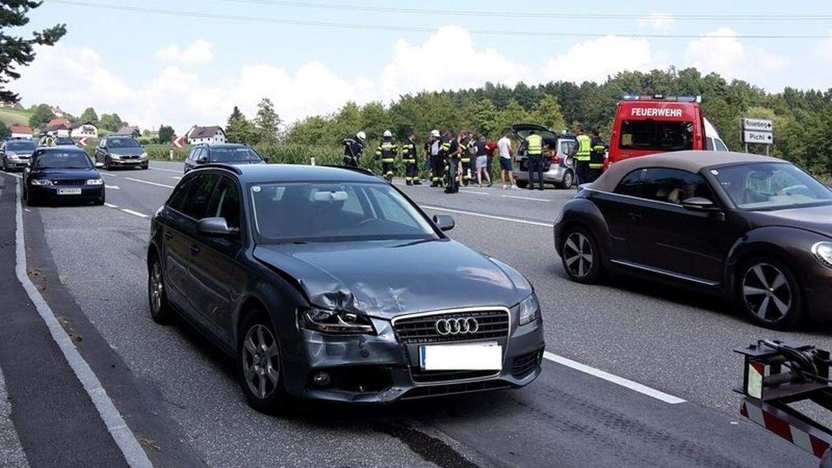 Am Karberg stießen ein Pkw und ein Motorrad zusammen