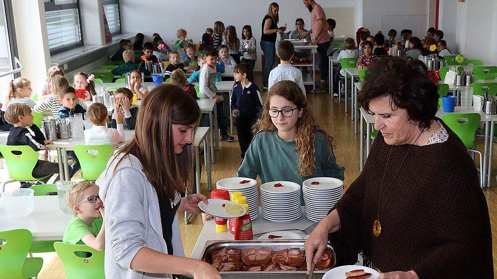 Direktorin Stern-Isak bei der Ausspeisung: 240 Ganztagsschüler werden im Speisesaal aktuell mit Essen versorgt. Auf 100 Schüler ist er ausgerichtet. Nun wird der Saal vergrößert 