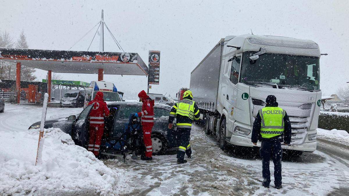 Die Lenkerin wollte zur Tankstelle einbiegen und wurde dabei von einem Lkw übersehen