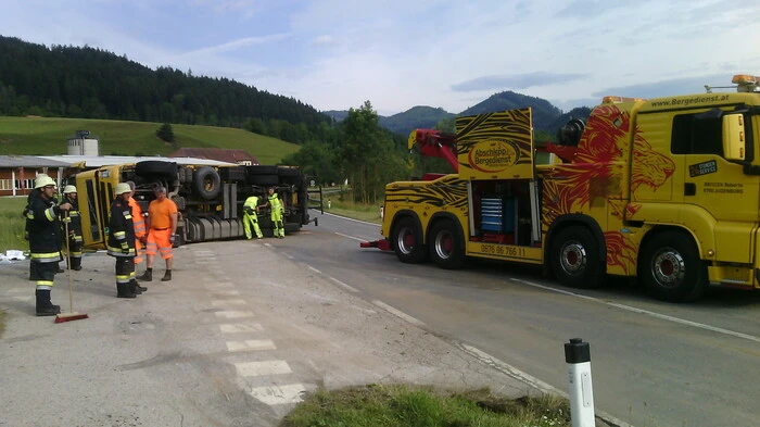 Um 6.45 Uhr passierte der Unfall bei Zwischenwässern: Ein LKW mit Anhänger fuhr über die Böschung und kippte um. Stau auf B317 war die Folge. Umleitung über Althofen.