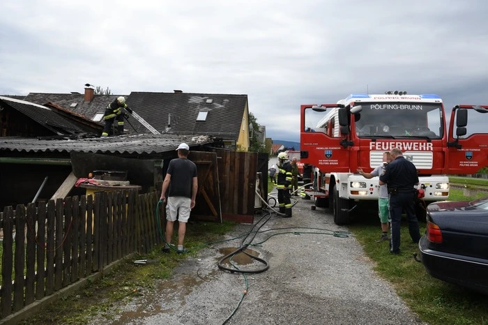 Die Feuerwehr rückte mit 12 Einsatzkräften aus und löschte das beinahe in Vollbrand stehende Gartenhaus.