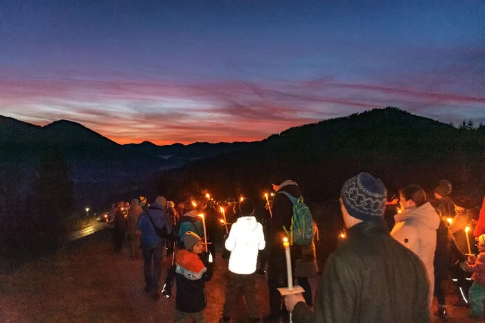700 Personen wanderten gemeinsam durch die Gemeinde.