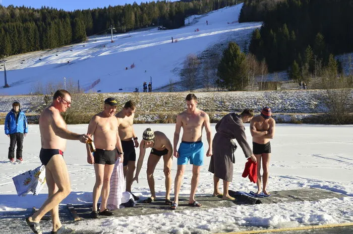 Nur die Mutigsten trauen sich in das kalte Wasser des Pabstin-Teiches.
