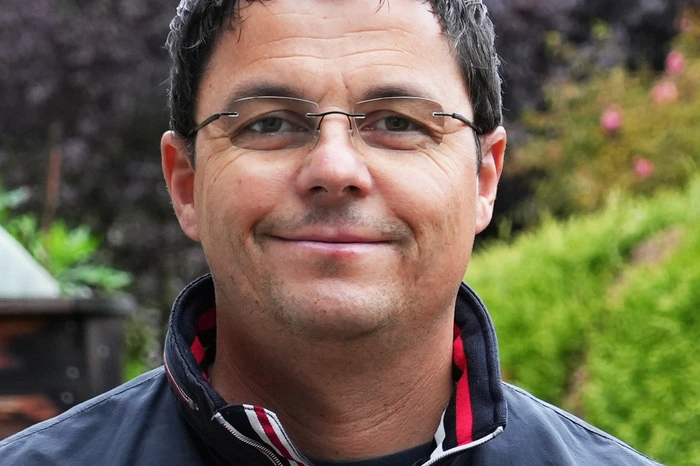 Mario Lercher, Techniker am LKH Stolzalpe, Schöder: Ich persönlich befürworte das Modell nur für bestimmte Berufsgruppen. Ich arbeite am LKH-Standort Stolzalpe und kann mir die Vier-Tage-Woche im Gesundheitswesen nicht vorstellen. Auch bei vielen Gewerbebetrieben in der Region wird das nicht funktionieren. Wenn der Installateur am Donnerstag aufhört, wird die Heizung am Wochenende kalt bleiben. Ich persönlich habe auch an Wochenenden Dienst, dadurch ist das Ganze für mich kein Thema. Ich arbeite auch schon einmal sechs Tage in der Woche.