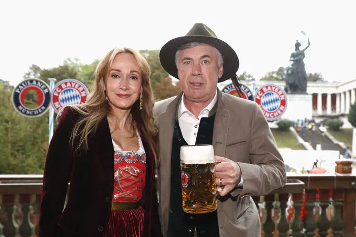 Trainer Carlo Ancelotti mit seiner Frau Mariann Barrena McClay