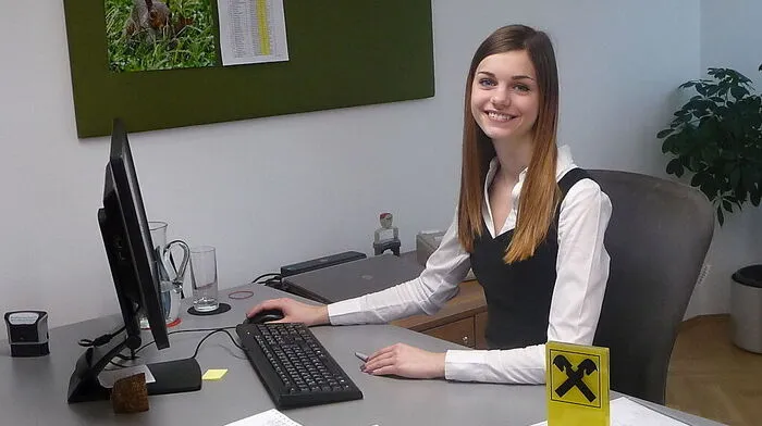 Doris Maier an ihrem Arbeitsplatz in der Raiffeisenbank Deutschlandsberg