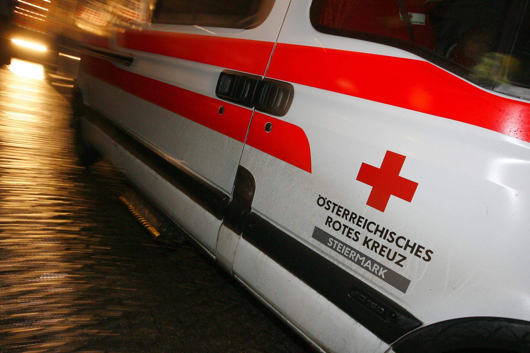 Leitschiene durchbrochen: 26-Jähriger stirbt bei Verkehrunfall bei Fürstenfeld