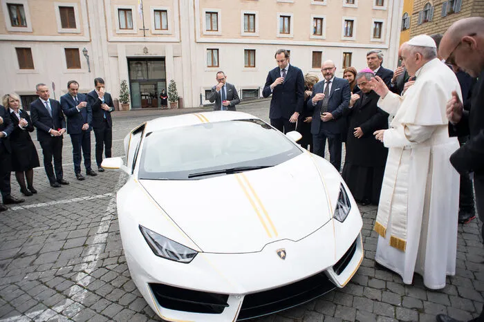 Der Papst hat das Geschenk des italienischen Sportwagenherstellers Lamborghini jedoch ausgeschlagen.