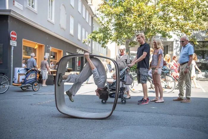 Sie bewegt nicht nur die Zentrifuge, sondern dreht und wendet und köpfelt innen drinnen.