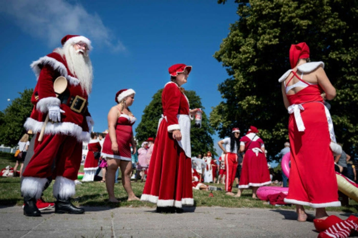 Dieses Jahr versammeln sich vom 23. bis 26. Juli 130 Weihnachtsmänner aus Hongkong, Deutschland, Norwegen, Schwerden, den USA, Ungarn, Italien, Japan, Großbritannien, Frankreich, Dänemark und Kanada im ältensten Freizeitpark der Welt, Dyrehavsbakken.