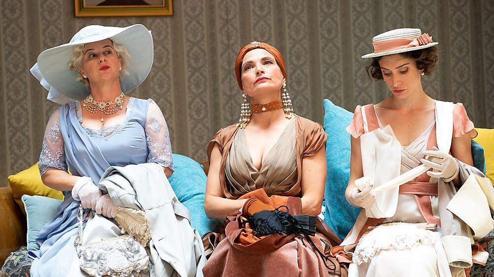 Jede Dame ein Schauspiel: Angelica Ladurner (Marie Lassarus), Julia Urban (Charlotte Rosenzopf) und Clara Diemling (Clara Ende)