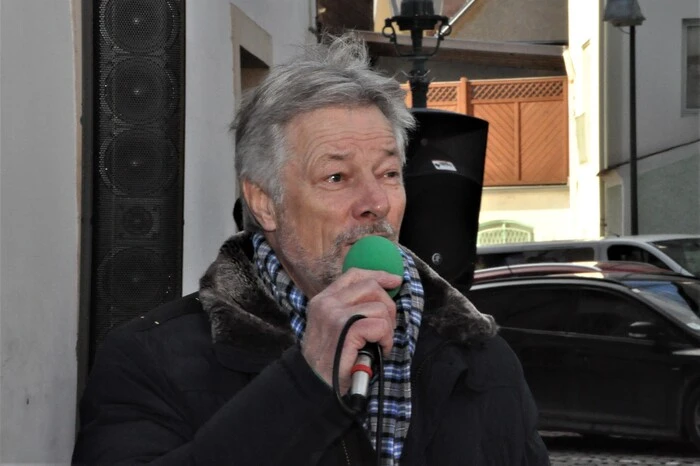 Musikalisch umrahmt wurde die Veranstaltung vom Voitsberger Sänger Günter Bachatz, der in seiner Heimatstadt Weihnachtslieder zum Besten gab und trotz milder Temperaturen eine besinnliche Stimmung auf den Platz brachte.