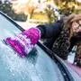 Eine Frau beim Eiskratzen an der Windschutzscheibe | Eiskratzen wurde im Jänner für viele Autofahrer zum Morgensport