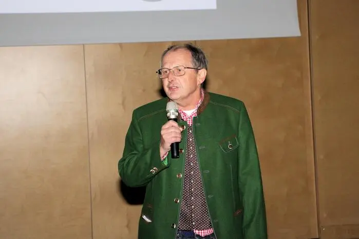 Nach der Vorstellung von Hermann Fitzko durch ÖKB Obmann Walter Hojas konnten die Besucher über 90 Minuten in der Veranstaltungshalle Mooskirchen die Bilder von unzähligen Gipfelkreuzen, Aussichtstürmen, Burgen und 36 Höhlen genießen.