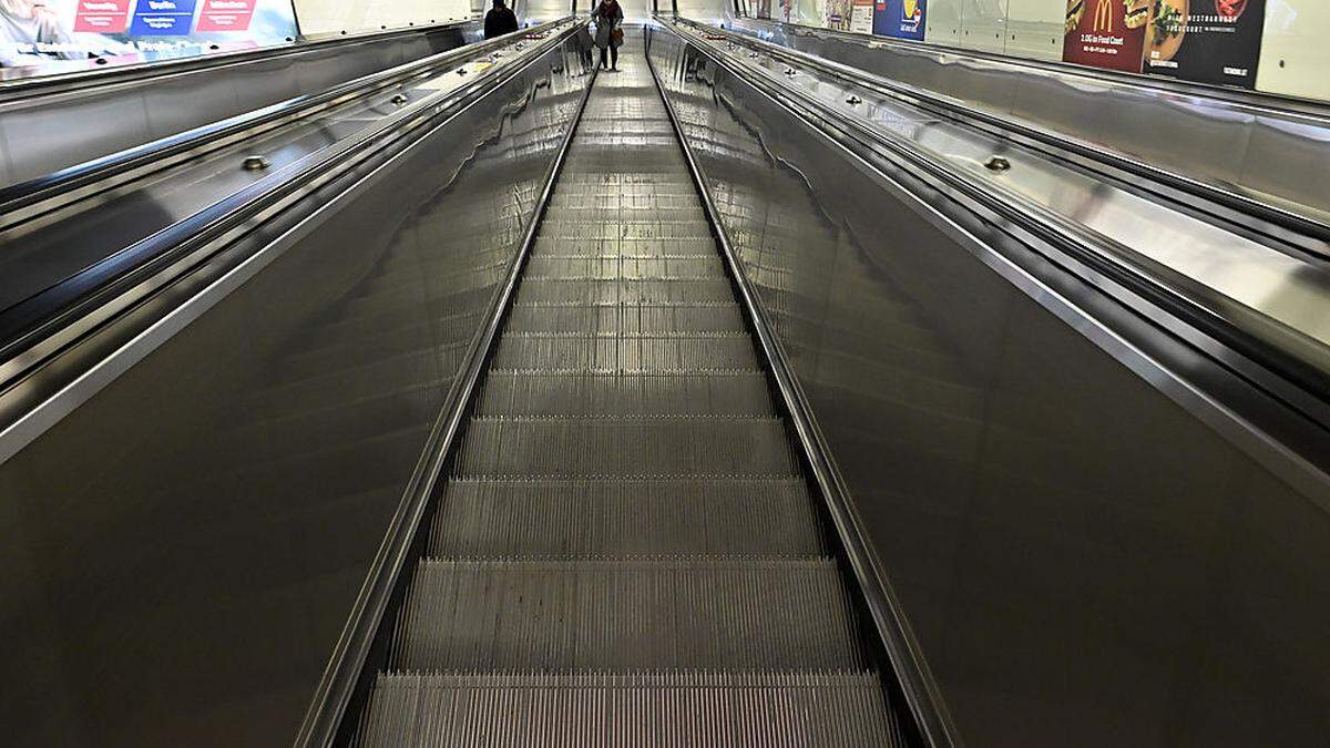 In einem Einkaufszentrum in Spittal ist ein Ehepaar auf einer Rolltreppe gestürzt