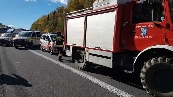 Wie berichtet ist aus noch unbekannter Ursache am Mittwoch ein Pkw mehrmals gegen die Betonmittelleitwand gekracht und so stark deformiert worden ...