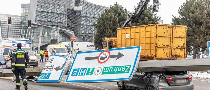 Ein Müll-Lkw des Magistrats rammte im Jänner mit ausgefahrenem Kran einen Überkopfwegweiser