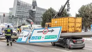 Ein Müll-Lkw des Magistrats rammte im Jänner mit ausgefahrenem Kran einen Überkopfwegweiser
