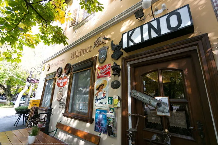 Zentrum der weitläufigen Anlage ist der 106 Jahre alte Gasthof der Familie Wiedner. Den Beinamen "Bulldog-Wirt" bekam der Gasthof durch Wiedners Liebe zu den alten Lanz Bulldog-Traktoren. Vier Stück sind in einem Besitz. Einer davon ...
