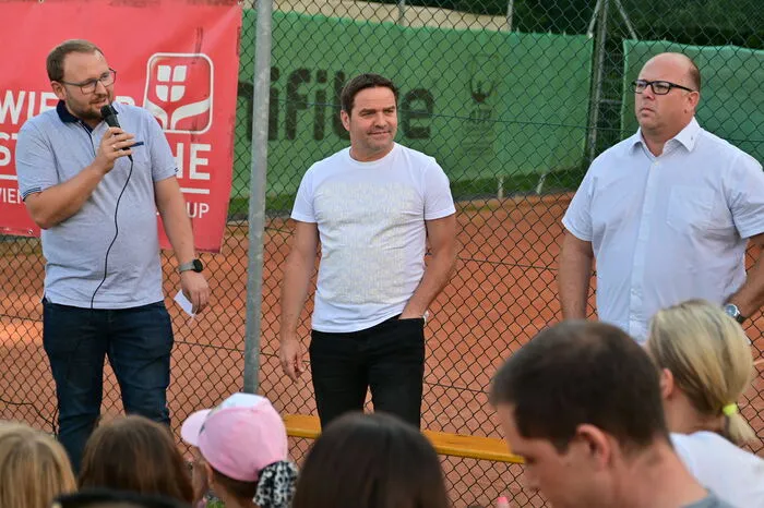 Die Stadtmeister in den Single A-Bewerben konnten ihre Vorjahrstitel grandios verteidigen. Christian Popatnig vom Veranstalterklub HTC gewann mit seinem dritten Titel in Folge auch den Wanderpokal. Im Finale schlug er seinen Klubkollegen Dominik Maier mit 6:2, 6:2.