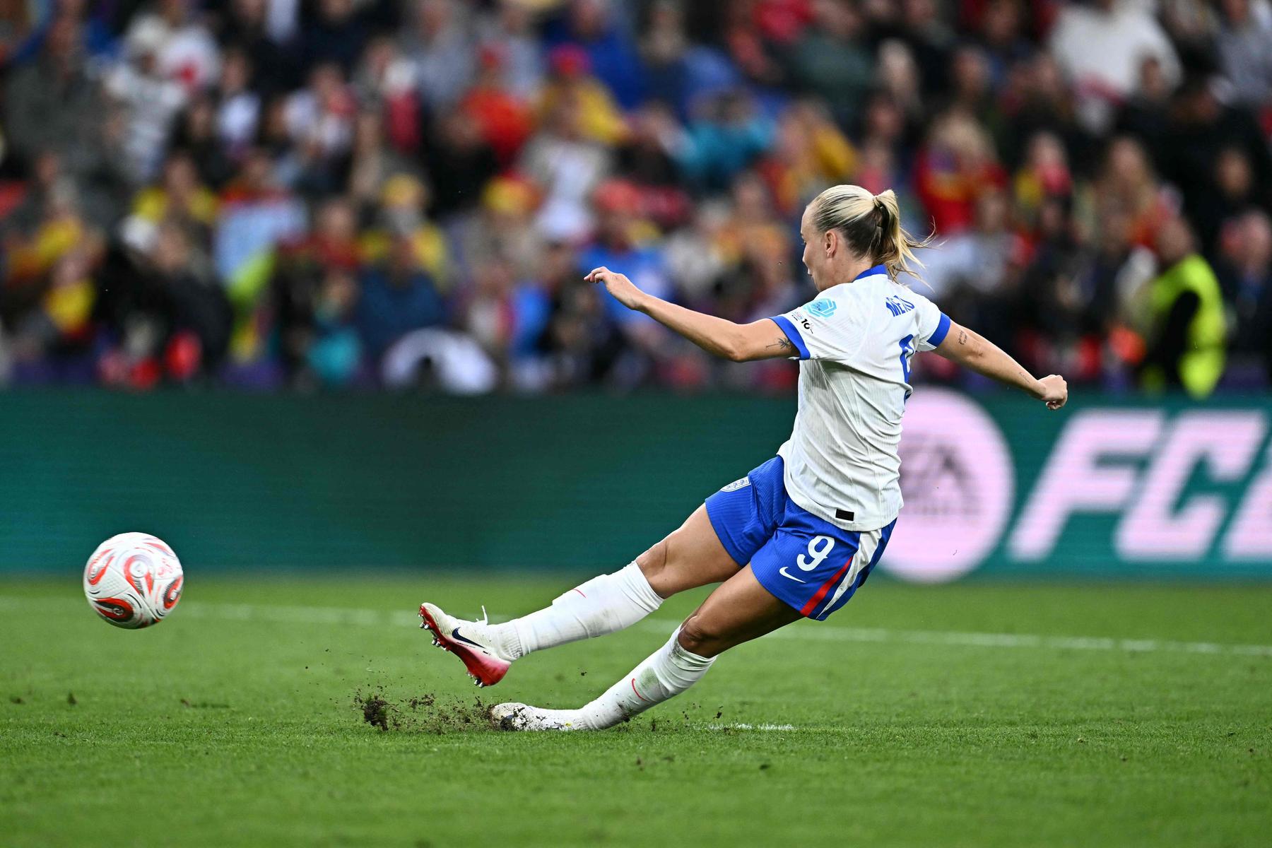 Women‘s Euro: Wieso der Elfmeter von Beth Mead wiederholt wurde