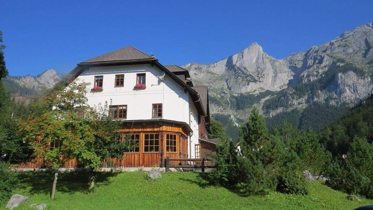 Der Gasthof Bodenbauer präsentiert sich seinen Gästen vor dem prachtvollen Hochschwabmassiv.