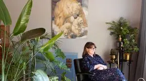 Architektin Fanny Justich im farbenfrohen Wohnzimmer