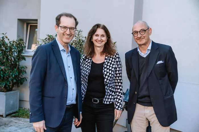 Zudem vertreten war Pürchers Kollege und Opernredoute-Mitorganisator Wolfgang Hülbig (Theaterservice), auf dem Foto mit Alexander und Susanne Götz