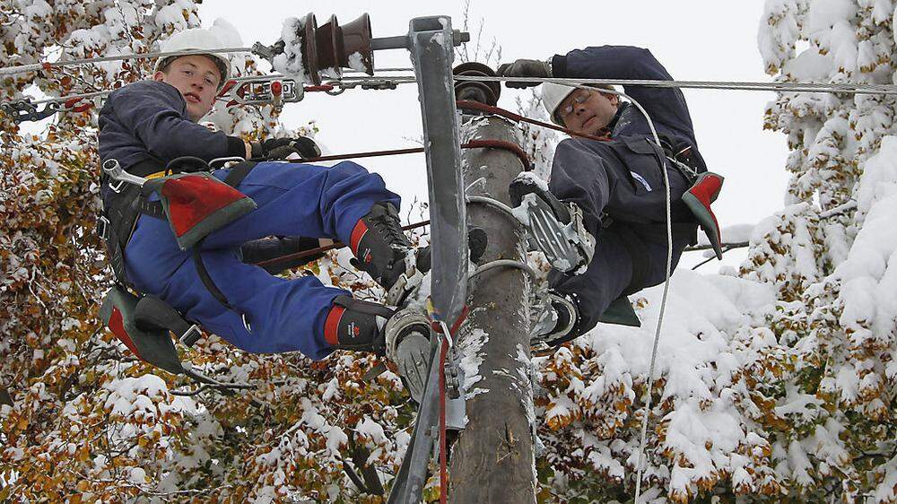 Kelag-Monteure reparierten einen 20-kV-Masten im Bereich Lurnfeld