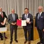 Guntram Perdacher (links) ist neuer Bürgermeister von St. Jakob. Heinrich Kattnig (2. von rechts) wurde von Landeshauptmann Peter Kaiser und Landtagspräsident Reinhart Rohr (rechts) mit dem "Großen goldenen Ehrenzeichen des Landes Kärnten" ausgezeichnet 